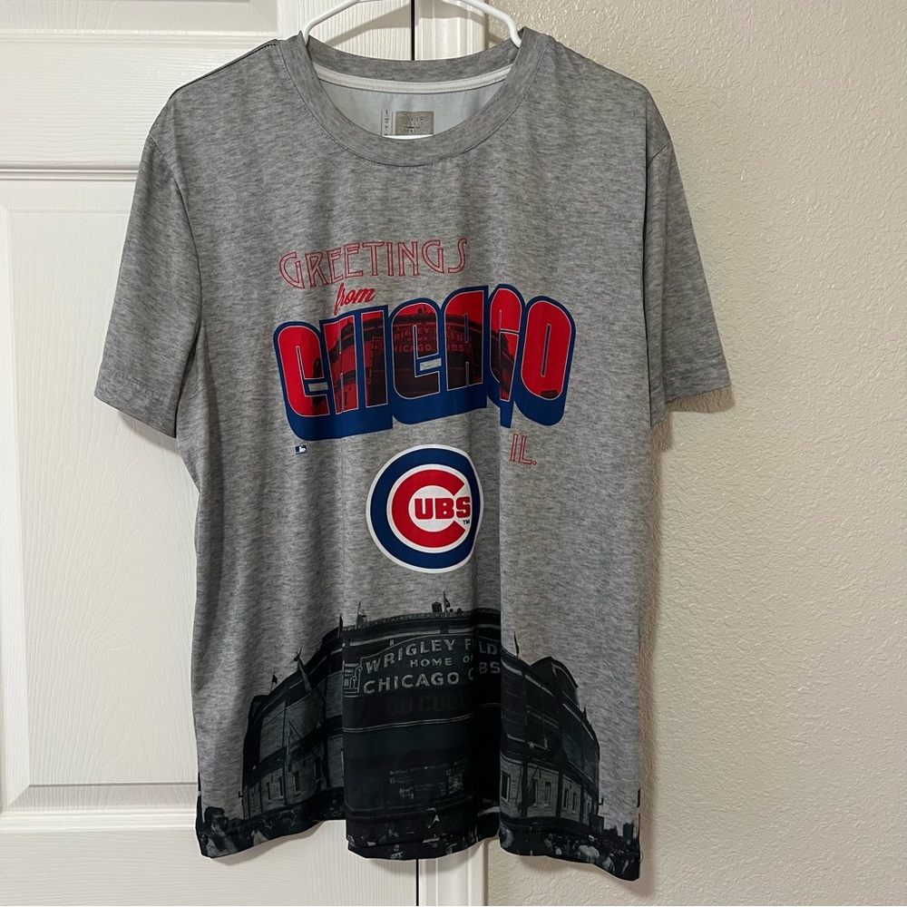 Chicago Cubs “Greetings from Chicago” Wrigley Field Graphic Tee Men’s Large